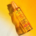 L'Huile Solaire Bronzante SPF10, SPF30 et SPF50 ainsi que le Spray Solaire Délicieux SPF30 et SP50 de Nuxe ont été relancés dans un nouveau packaging équipé de la pompe PZ Twist d'Aptar au début de l'année en Europe, Asie et Amérique Latine.