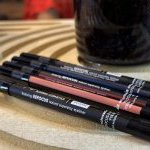 Schwan Cosmetics a également présenté une version retravaillée de ses crayons de maquillage fabriqués à partir des biomatériaux durables et biodégradables de Sulapac. (Photo : Premium Beauty News)